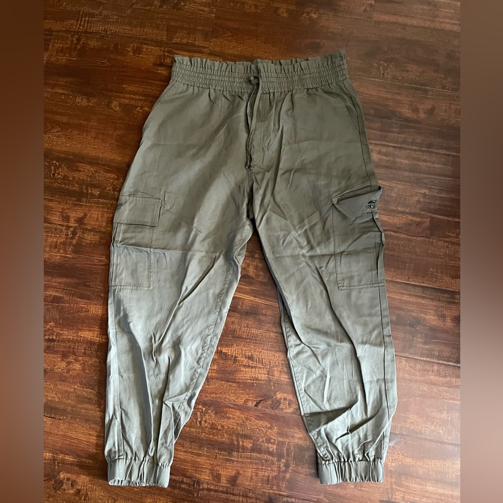 Very cute pants! Never worn!